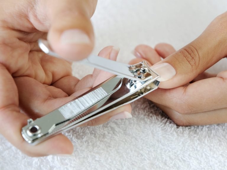 How to Cut Fake Nails at Home With or Without Nail Clipper?